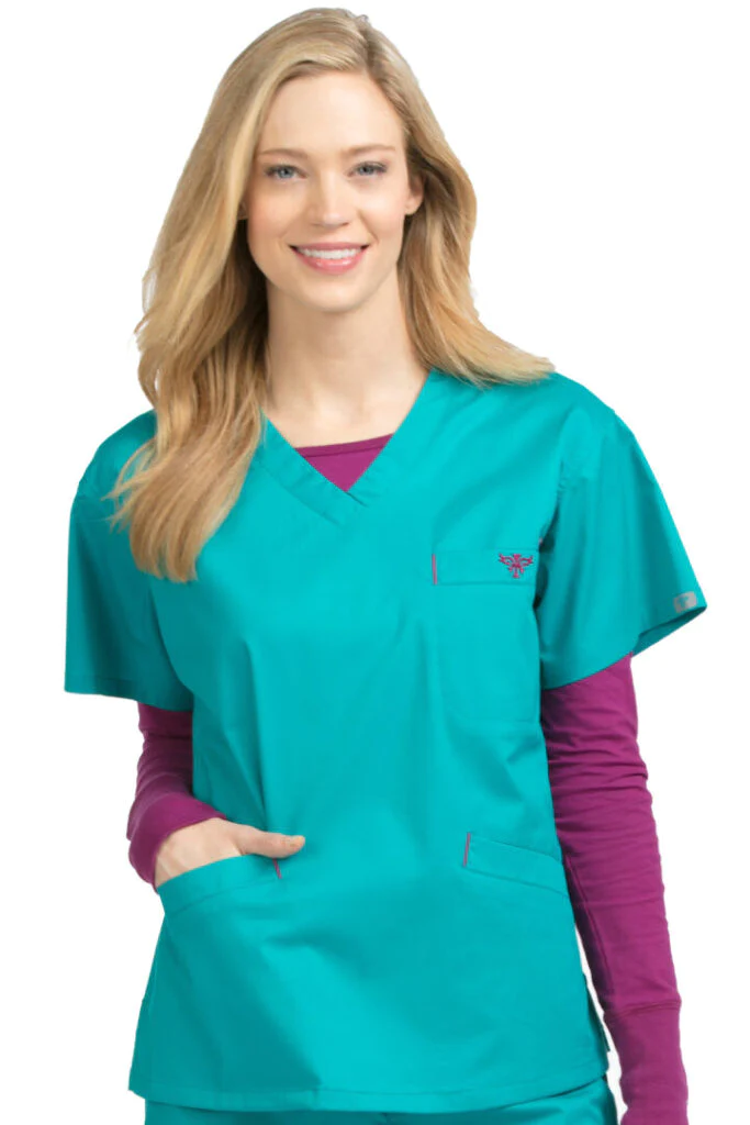 Blusa médica con la firma de Med Couture